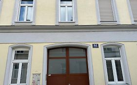 Cozy 8-Person Home In Vienna Located At Haberlgasse 82 N1